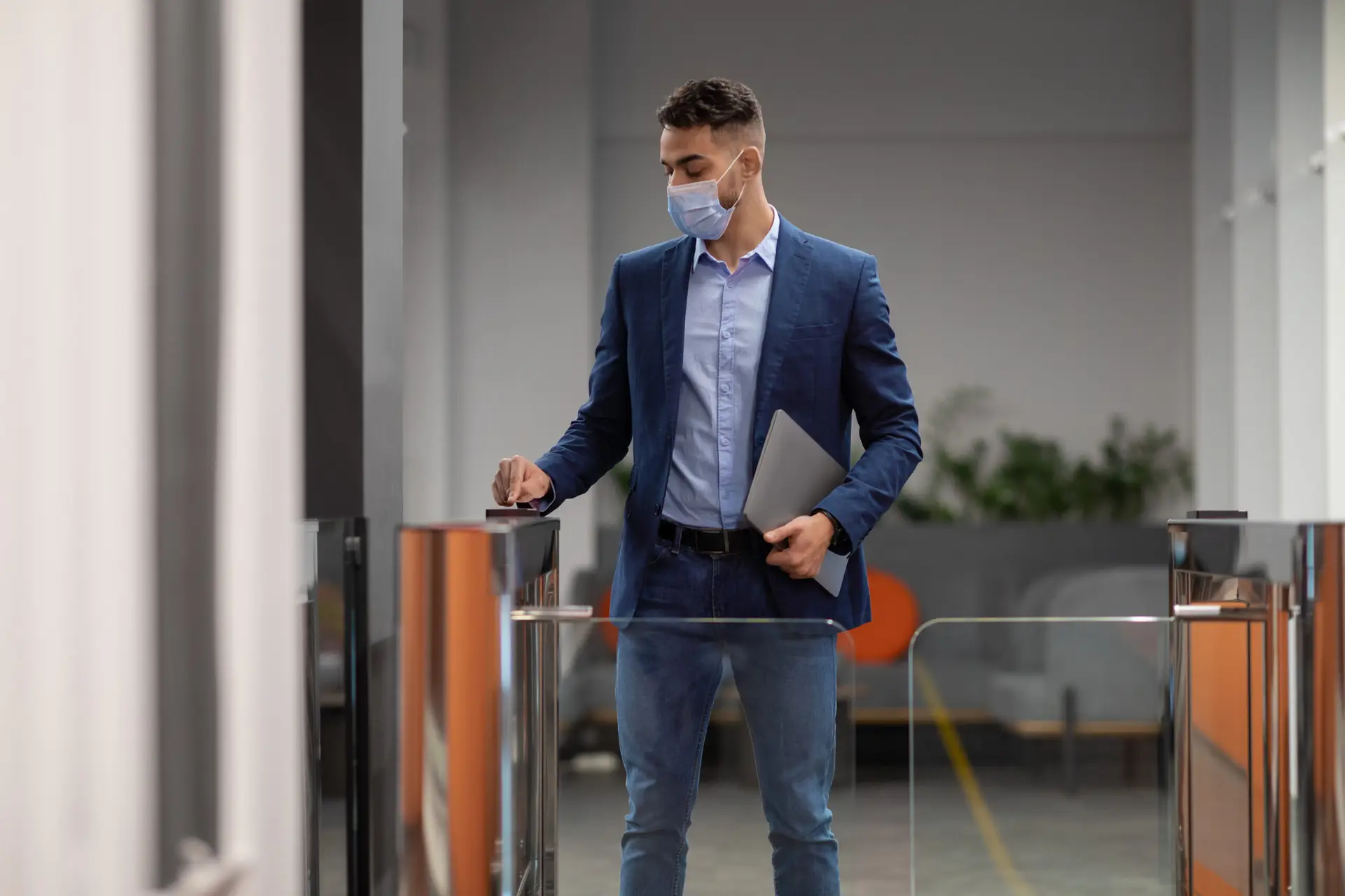 Instalación de puertas automatizadas y sistemas de control de acceso